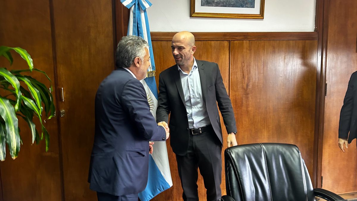 El secretario de Transporte de la Nación, Franco Mogetta, y el gobernador Alfredo Cornejo. El secretario de Transporte de la Nación, Franco Mogetta, y el gobernador Alfredo Cornejo.