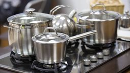 Los mejores 4 trucos de limpieza caseros para eliminar la grasa quemada de ollas y sartenes.