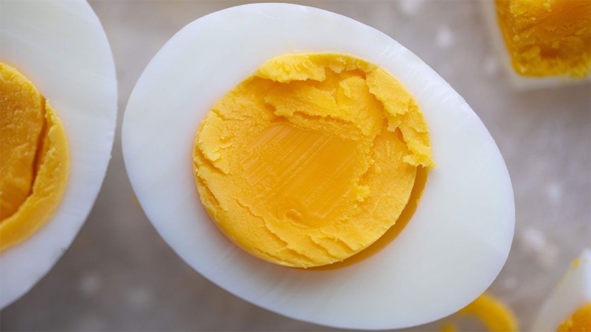 Para que un huevo duro salga perfecto, solo hace falta agregarle un chorrito de vinagre durante la cocción.