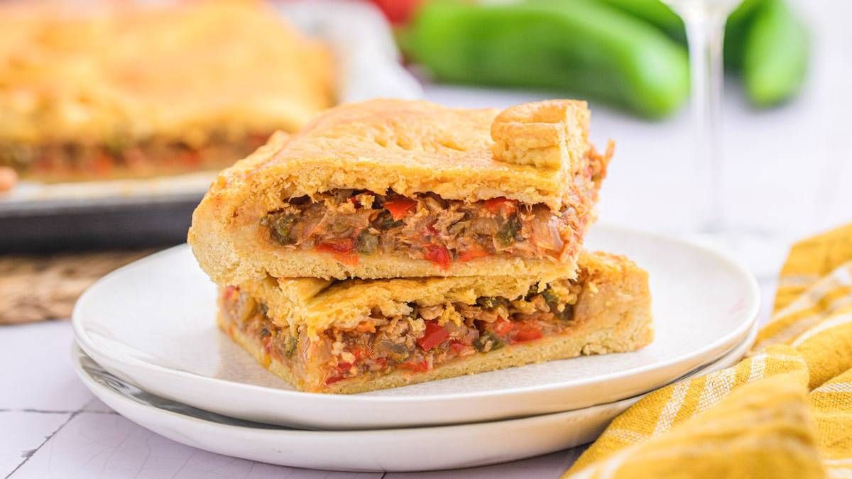 Recetas: cómo hacer una empanada gallega riquísima y jugosa con masa casera. Recetas: cómo hacer una empanada gallega riquísima y jugosa con masa casera.