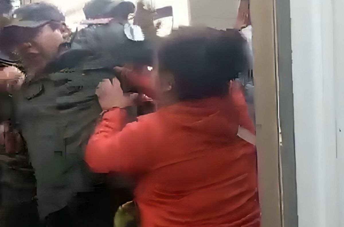 Una mujer forcejea con un gendarme cerca de la frontera de Argentina con Chile. Una mujer forcejea con un gendarme cerca de la frontera de Argentina con Chile.