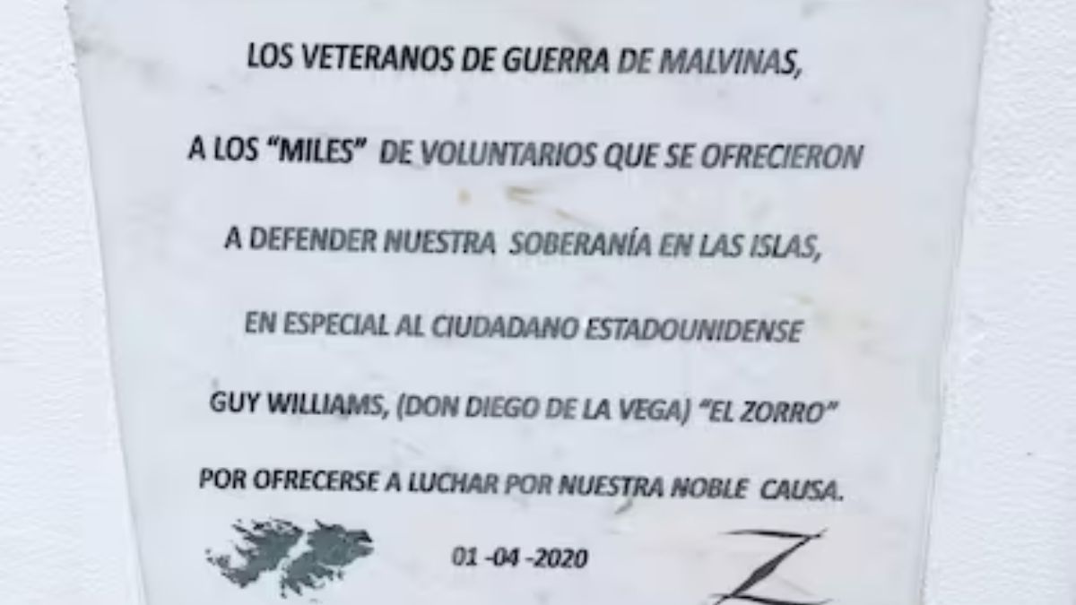 Placa en honor al actor Guy Williams por haber querido ir a la Guerra de las Malvinas. Placa en honor al actor Guy Williams por haber querido ir a la Guerra de las Malvinas.