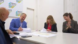 Eduardo Mezabotta, secretario de Obras; el intendente de Maipú, Matías Stevanato; Margarita Viel y Gabriela Alé, de la Fundación Grupo América.