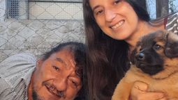 Debido a su condición, el hombre se desplaza sobre una carretilla de madera. Debido a su condición, el hombre se desplaza sobre una carretilla de madera.