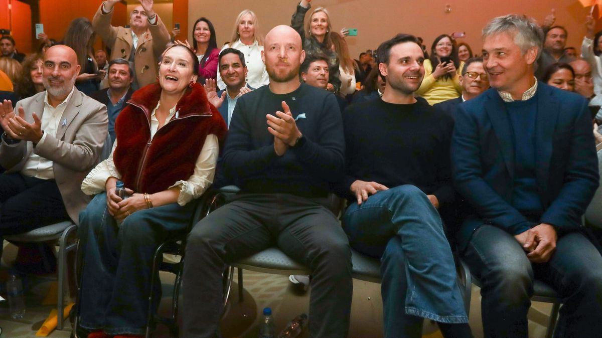 Gabriela Michetti, junto a Esteban Allasino y Gabriel Pradines, dirigentes del PRO en primera fila durante el acto de Mauricio Macri en Mendoza. Gabriela Michetti, junto a Esteban Allasino y Gabriel Pradines, dirigentes del PRO en primera fila durante el acto de Mauricio Macri en Mendoza.