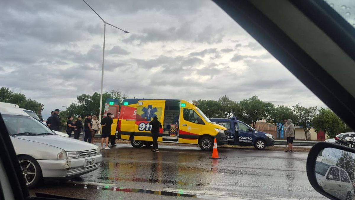 El motociclista víctima de un accidente en el Acceso Sur, en Godoy Cruz, esperó una hora en el suelo la asistencia de una ambulancia. El motociclista víctima de un accidente en el Acceso Sur, en Godoy Cruz, esperó una hora en el suelo la asistencia de una ambulancia.