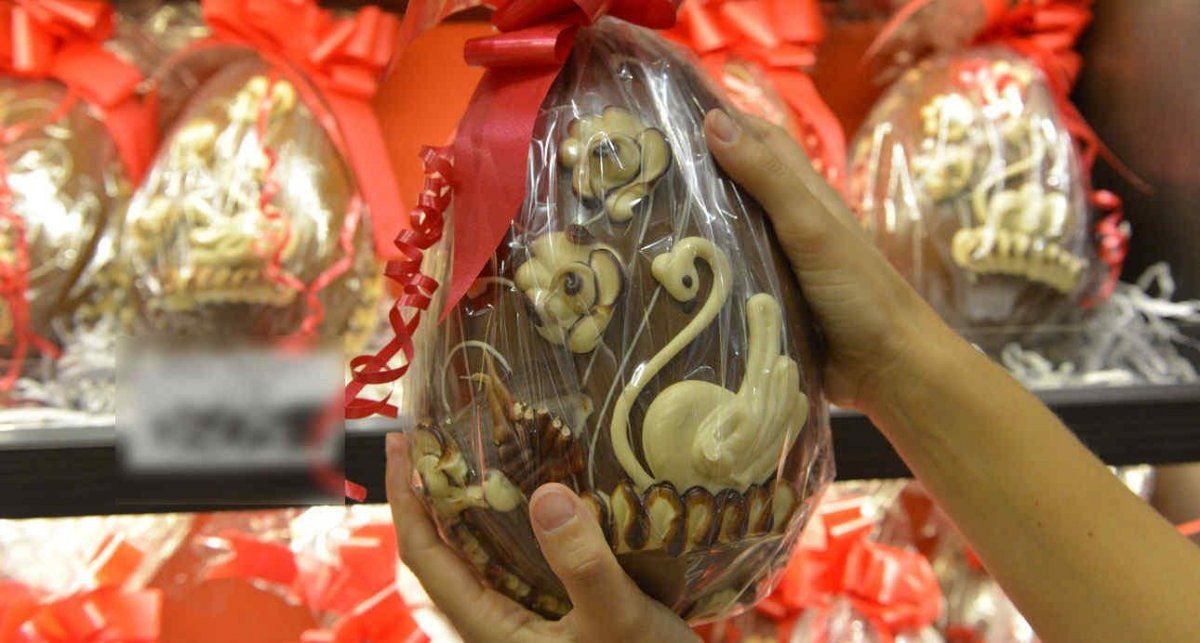 Pascuas: este año llegan con huevos de más de $1.000. Los supermercados apuestan a las ventas de último momento. A diferencia de otros años hay poco stock en góndolas y anuncian promociones agresivas cercanas a la celebración.