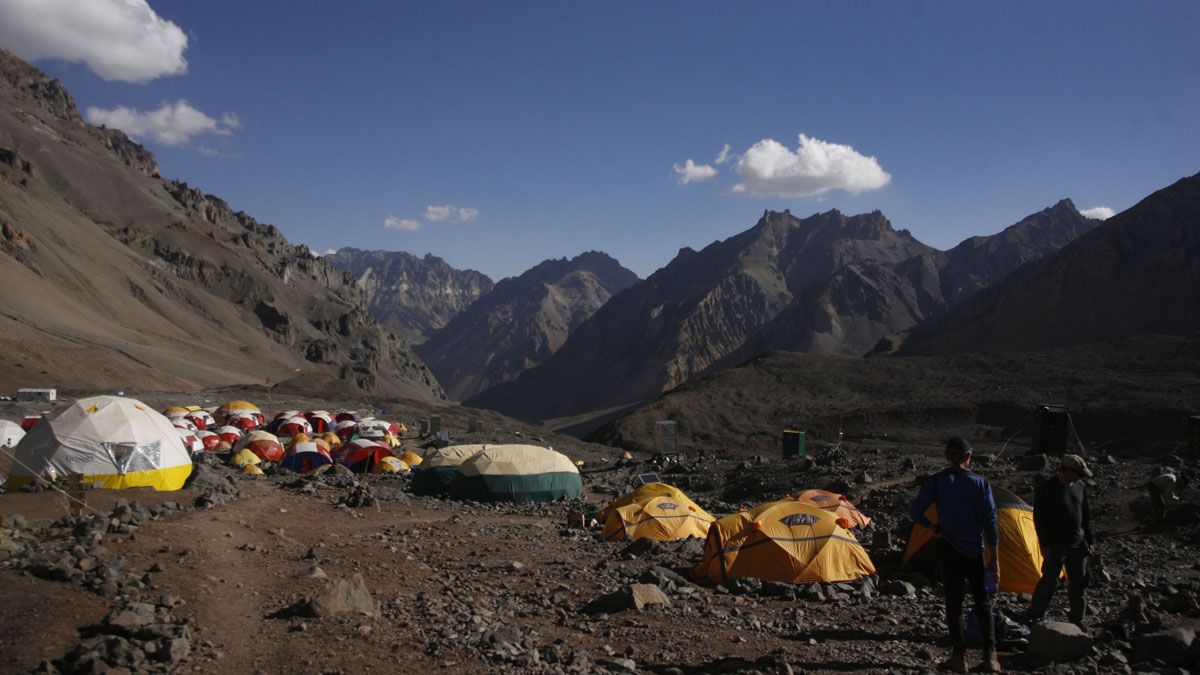 En el contexto de pandemia por coronavirus, las autoridades provinciales buscarán abrir la temporada de ascensos al Aconcagua, pero tratan de que sea por un lapso corto de tiempo, algo que rechazan las empresas prestadoras de servicios a los andinistas.