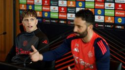 Alejandro Garnacho lo mira al DT del Manchester.