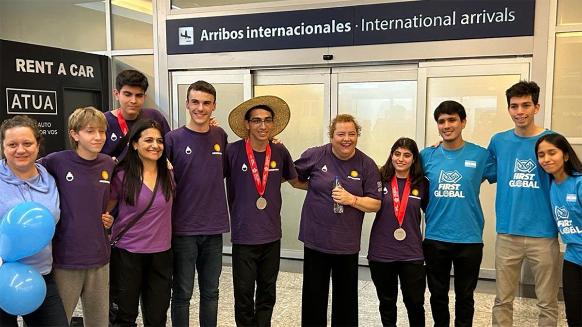 En el centro, Graciela Bertancud, presidenta de la Fundación Tomás Alva Edison junto a los alumnos ganadores del Mundial de Robótica en Singapur.