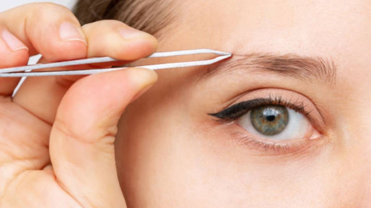 Trucos caseros. Siempre es mejor depilar de la mitad de la ceja hacia el final.