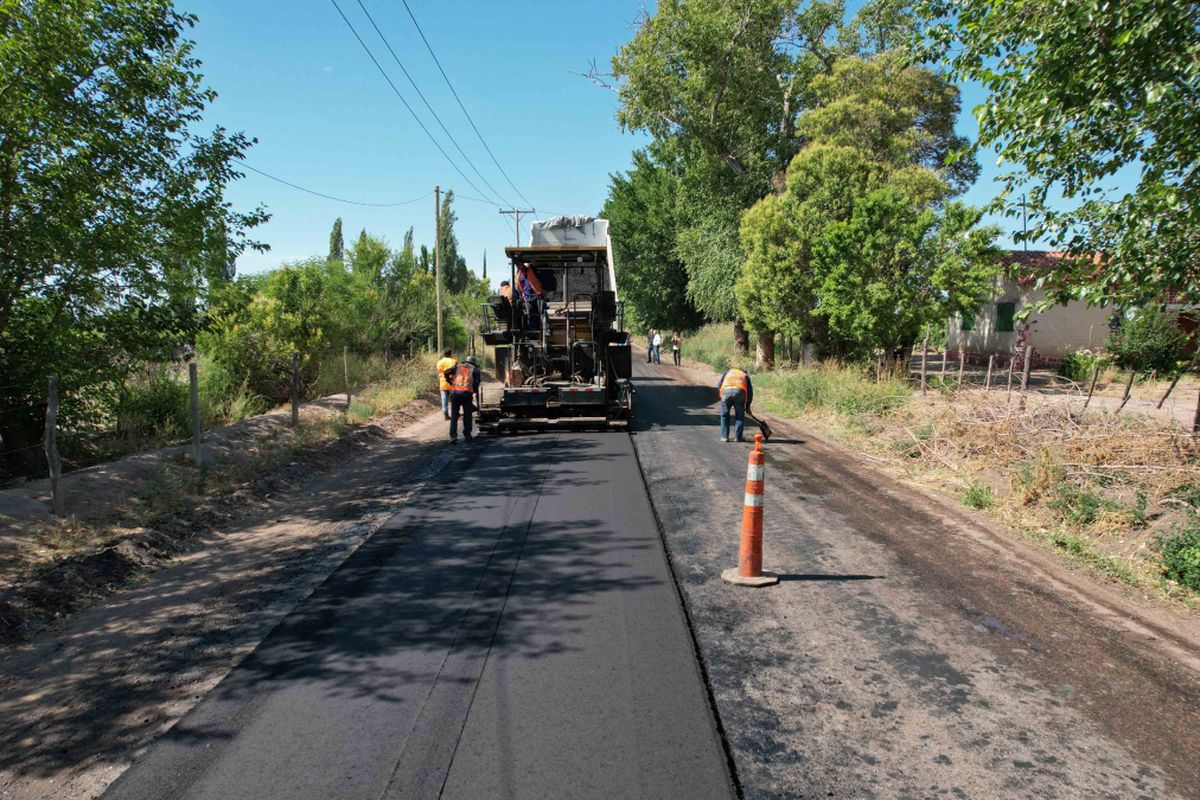 La calle Cobos de Agrelo conduce a un circuito enoturístico de prestigio internacional. La calle Cobos de Agrelo conduce a un circuito enoturístico de prestigio internacional.