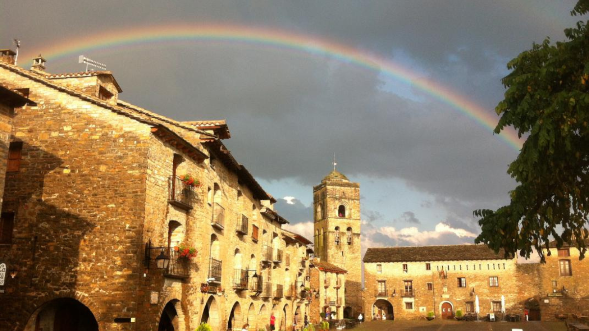 Aínsa es uno de los pueblos más bellos de todo España por su imponente cultura y arquitectura. Aínsa es uno de los pueblos más bellos de todo España por su imponente cultura y arquitectura.
