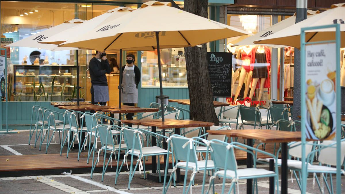 En las veredas de los bares y restaurantes, se acumulan sillas y mesas vacías. Producto del miedo que tiene la gente a contagiarse de Covid-19 y de los primeros días de frío de la temporada. Foto: Fernando Martínez