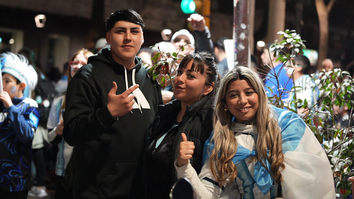 Miles de mendocinos salieron a las calles para celebrar la clasificación de la Selección argentina a la final del Mundial 2026. Miles de mendocinos salieron a las calles para celebrar la clasificación de la Selección argentina a la final del Mundial 2026.