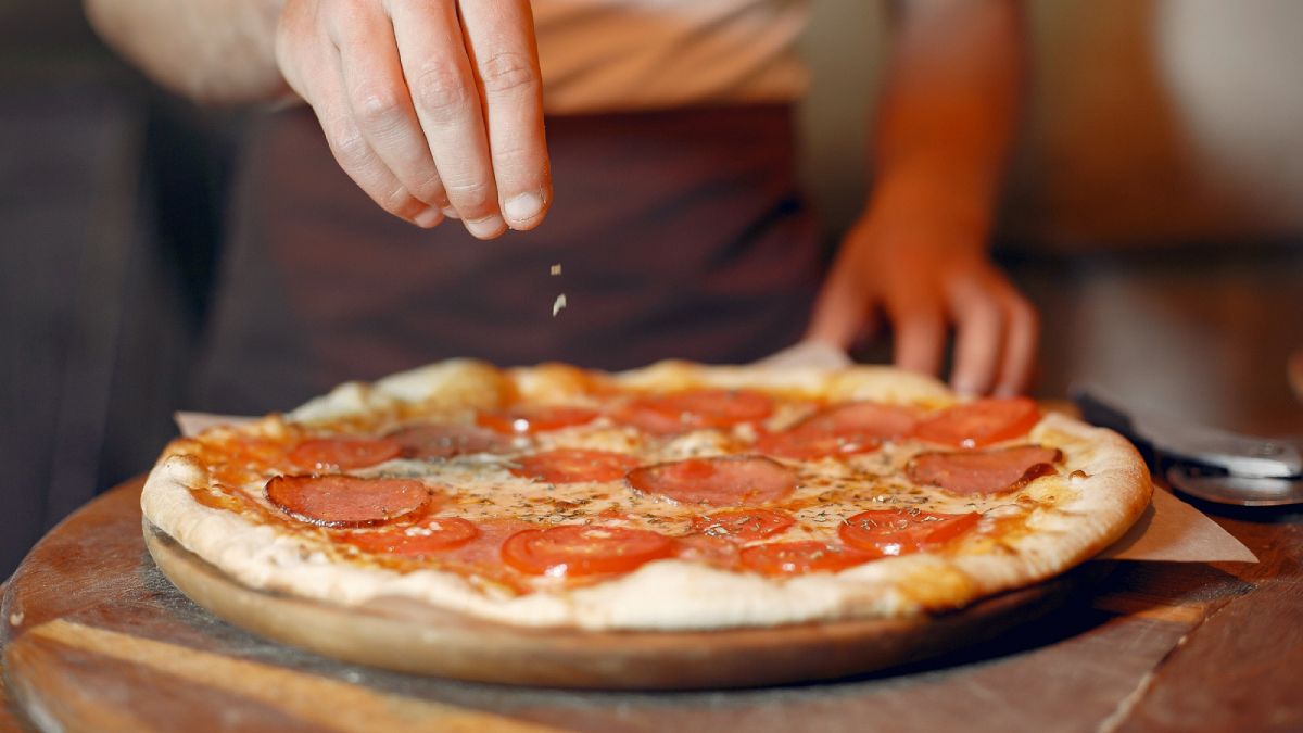 Recetas: pizza casera con 1 kg de harina y 5 ingredientes. Foto: Freepik.