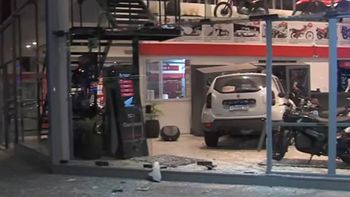 Una camioneta terminó incrustada en una concesionaria y un motociclista volando por el aire en un tremendo accidente