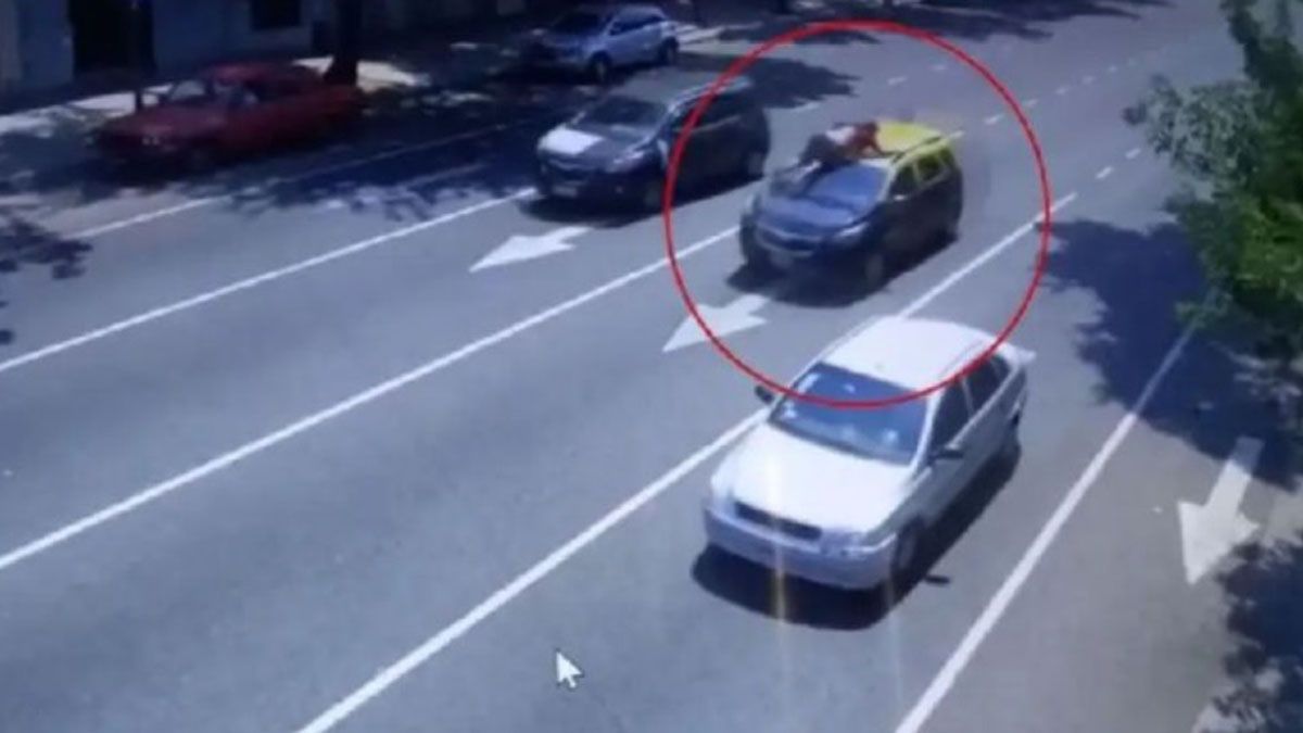 El taxista quiso evitar el robo de su vehículo trepado al capot