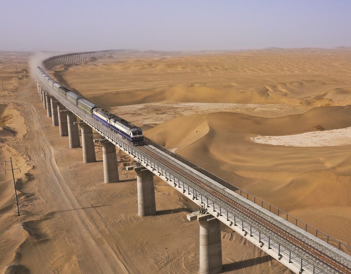 El ferrocarril Hotan-Ruoqiang inaugurado en junio de 2022 completó el circuito ferroviario del desierto de Taklimakan. WEN XINGHUA / PARA CHINA DAILY