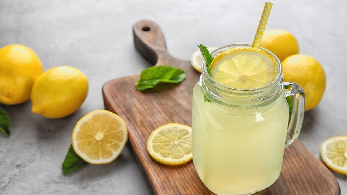 El jugo de limón es saludable y ayuda a adelgazar. El jugo de limón es saludable y ayuda a adelgazar.