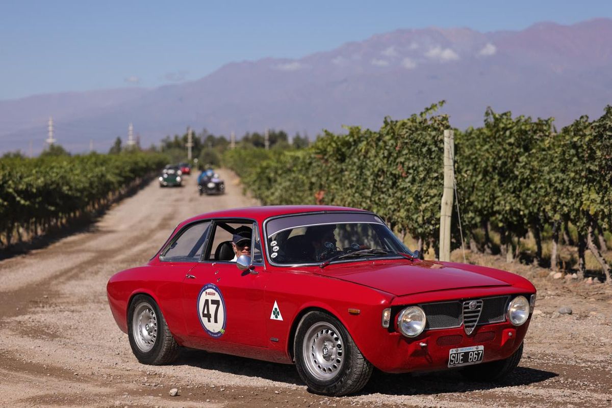 El mejor auto mendocino. Emiliano Cejas junto a su papá Roberto. El mejor auto mendocino. Emiliano Cejas junto a su papá Roberto.