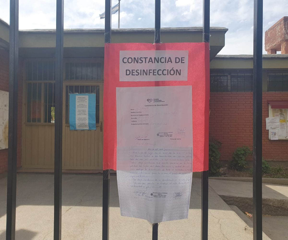 Desde la DGE pusieron en la entrada de la escuela Jofré los certificados de inspección y de desinfección del establecimiento.