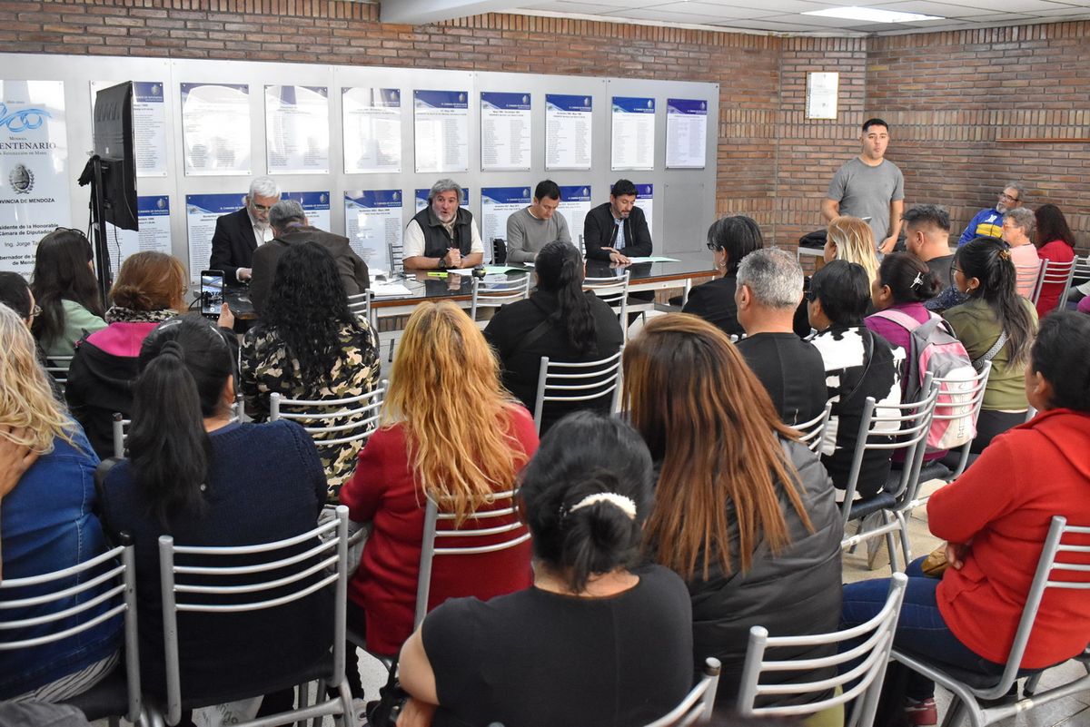 Reunión de feriantes con la Comisión de Derechos y Garantías en la Legislatura. Reunión de feriantes con la Comisión de Derechos y Garantías en la Legislatura.