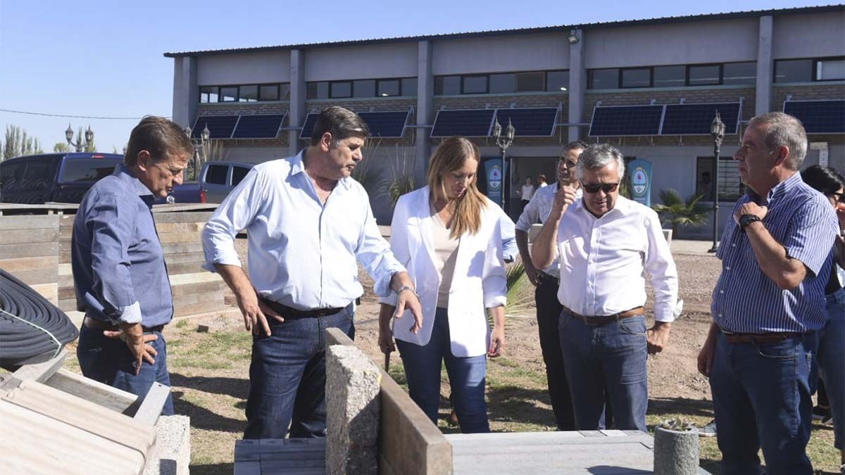 Rodolfo Suarez, Mario Abed, María Eugenia Vidal, Alfredo Cornejo y Héctor Ruiz, en la planta de reciclado de Junín.