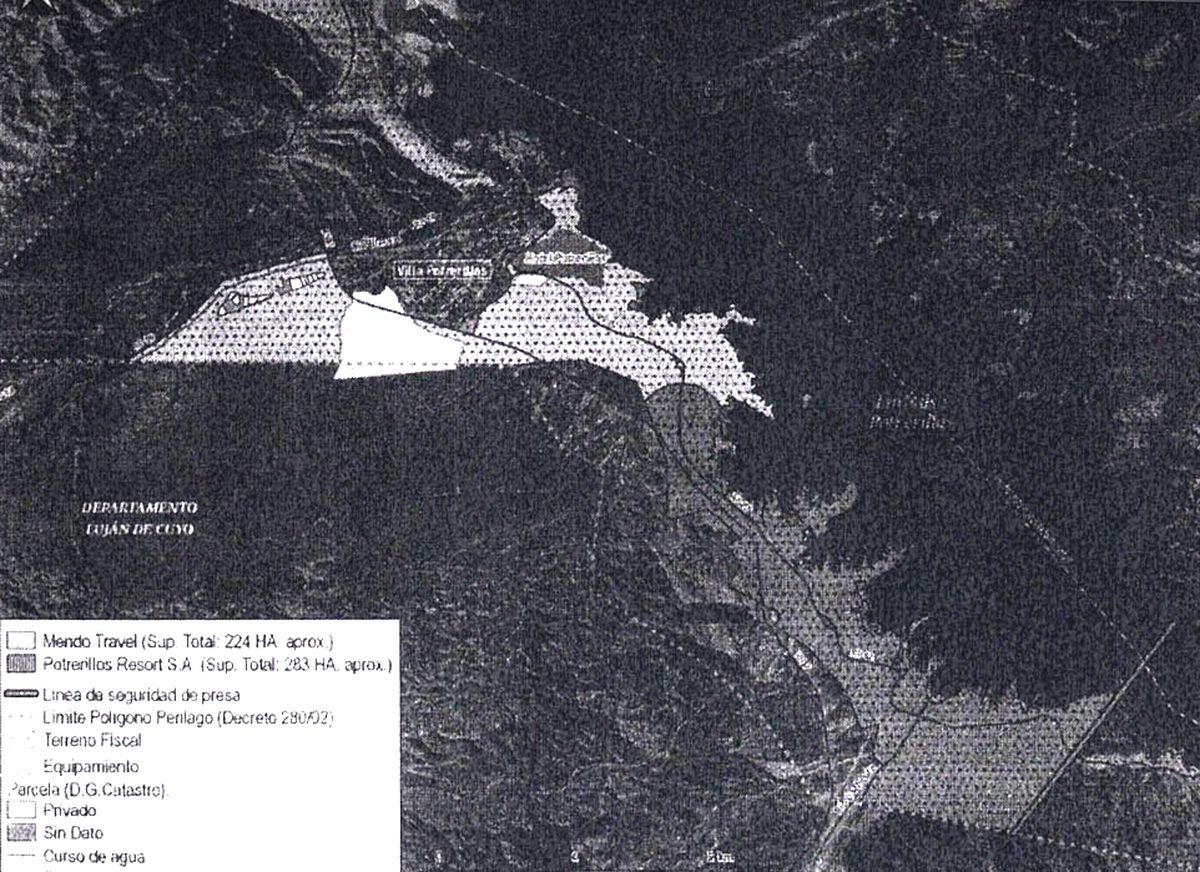El sector más claro es el que le corresponde en la adjudicación del perilago de Potrerillos a la empresa MendoTravel, hoy concesionaria del Gran Hotel Potrerillos.