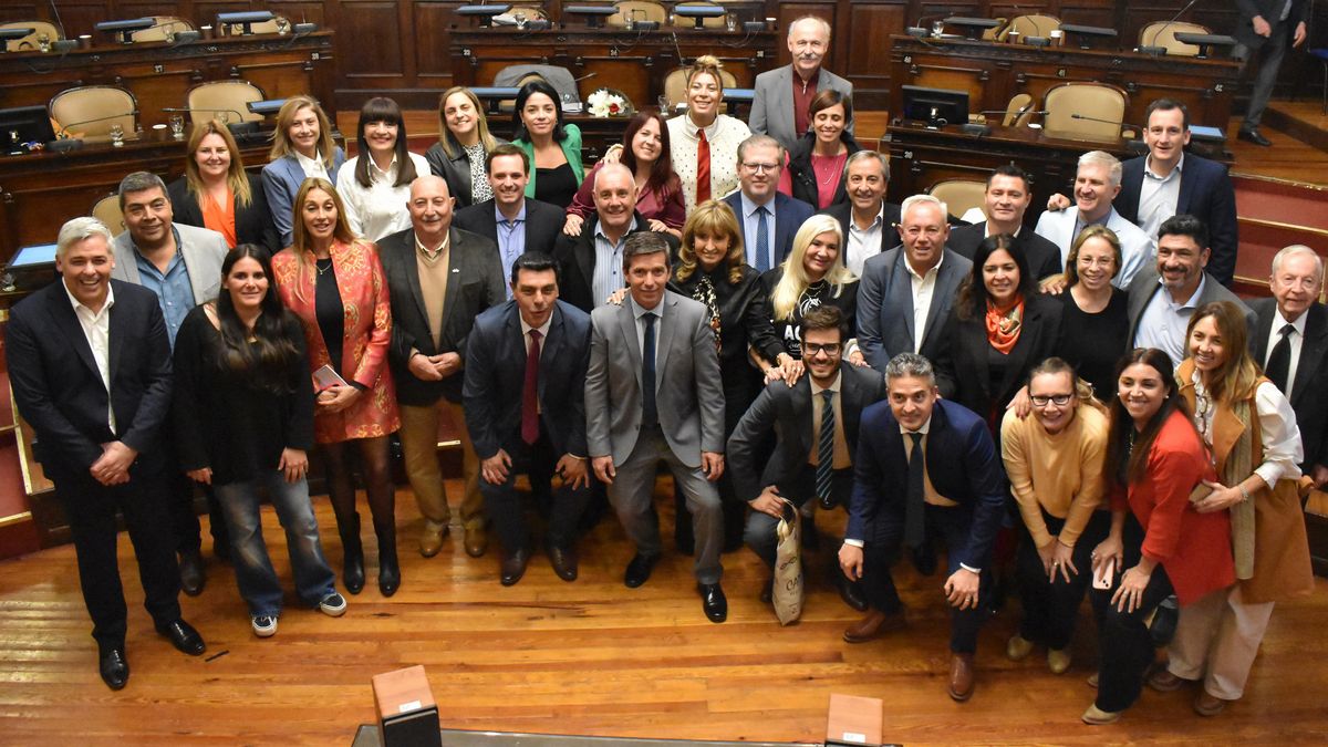 Postal pocas veces vista: posan juntos para la foto diputados de distintos partidos. Fue la despedida de los que terminaron sus mandatos.