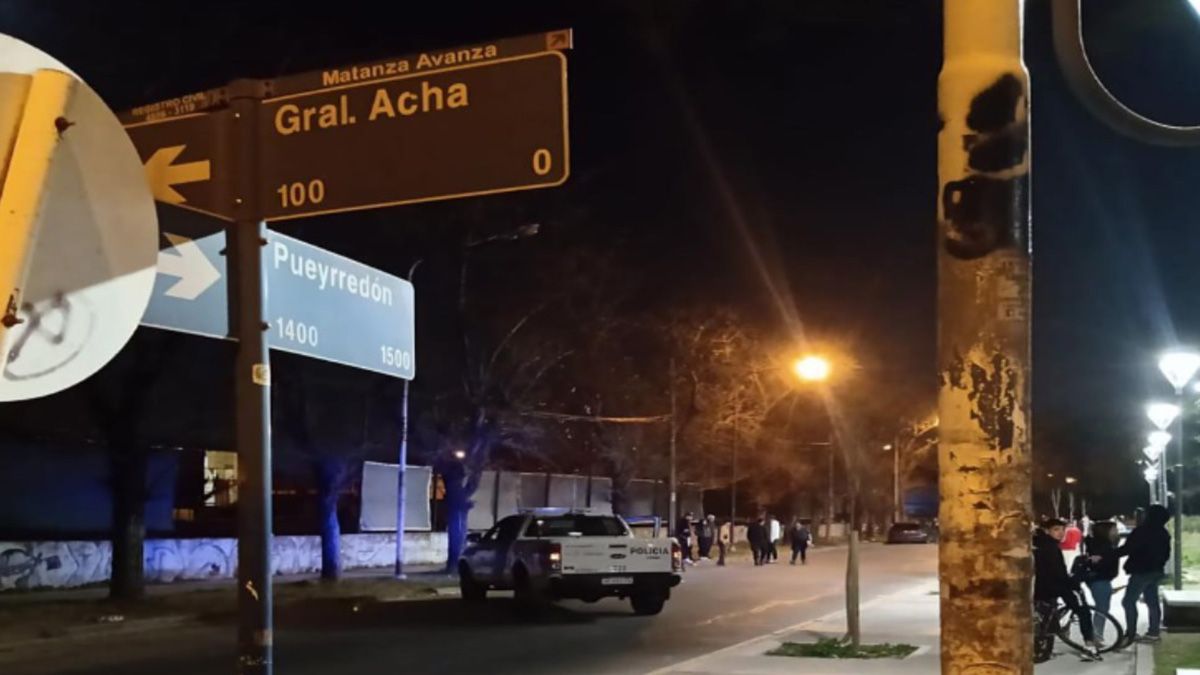 El hombre caminaba con su novia por la Plaza Bomboeritos de Ramos Mejía, y fue baleado en el abdomen por un hombre con quien había acordado un encuentro relacionado a venta de drogas
