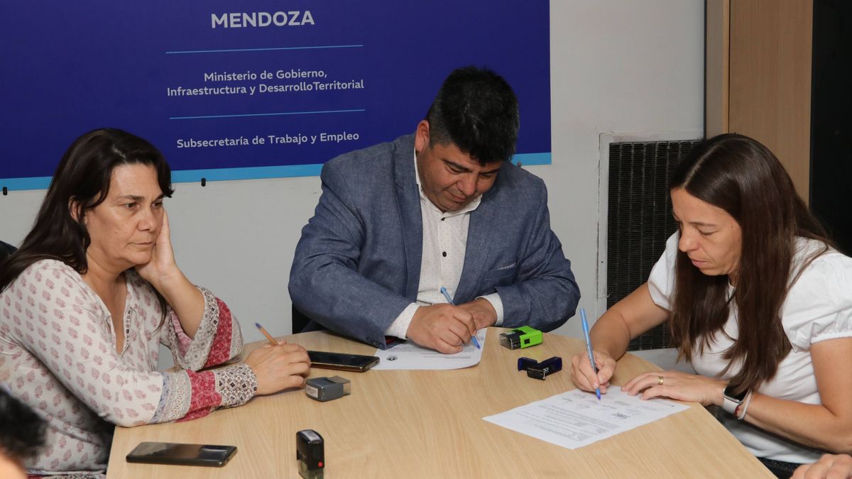 La secretaria general del SUTE, Carina Sedano, observa a los funcionarios del Ejecutivo en la reunión paritaria de este viernes. La secretaria general del SUTE, Carina Sedano, observa a los funcionarios del Ejecutivo en la reunión paritaria de este viernes.