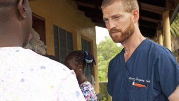 Un sobreviviente al ébola le donó sangre a un colega enfermo