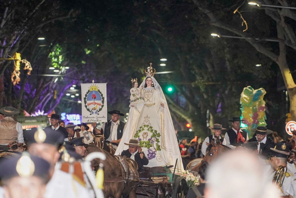 La imagen de la Virgen de la Carrodilla preside cada año el desfile de carros, tanto de la Vía Blanca de las Reinas como del Carrusel. La imagen de la Virgen de la Carrodilla preside cada año el desfile de carros, tanto de la Vía Blanca de las Reinas como del Carrusel.