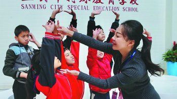 Graduados con discapacidad auditiva y visual rinden homenaje a un pionero en educación