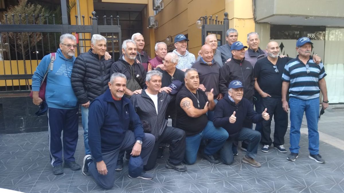 Estos son los 16 técnicos mendocinos de la IV Brigada Aérea que participaron desde su trabajo en tierra de las exitosas misiones de los aviones argentinos en la Guerra de Malvinas. Este 2 de abril llegaron invitados a Puerto San Julián, donde estuvieron cumpliendo sus tareas durante el conflicto de 1982.