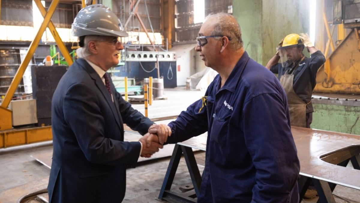 Taiana junto a trabajadores mendocinos de IMPSA.