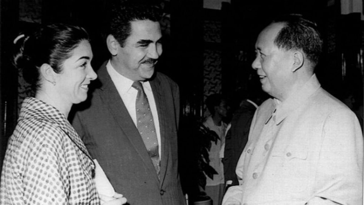 El pintor chileno José Venturelli (centro) y su esposa Delia Baraona (izquierda) reunidos con Mao Zedong en Beijing en 1951. Durante su carrera, Venturelli habría trabajado como diplomático informal de China en América Latina, al parecer promoviendo la cultura china y el maoísmo (Imagen: Eva Siao / Archivo de la Fundación José Venturelli) El pintor chileno José Venturelli (centro) y su esposa Delia Baraona (izquierda) reunidos con Mao Zedong en Beijing en 1951. Durante su carrera, Venturelli habría trabajado como diplomático informal de China en América Latina, al parecer promoviendo la cultura china y el maoísmo (Imagen: Eva Siao / Archivo de la Fundación José Venturelli)