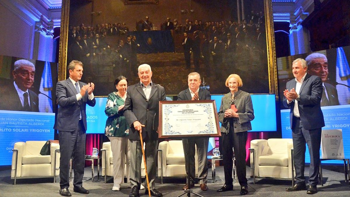 Sergio Massa, Mario Negri y Gerardo Morales durante la entrega de la Mención de Honor "Diputado Nacional Dr. Juan B. Alberdi" al Dr. Hipólito Solari Yrigoyen.