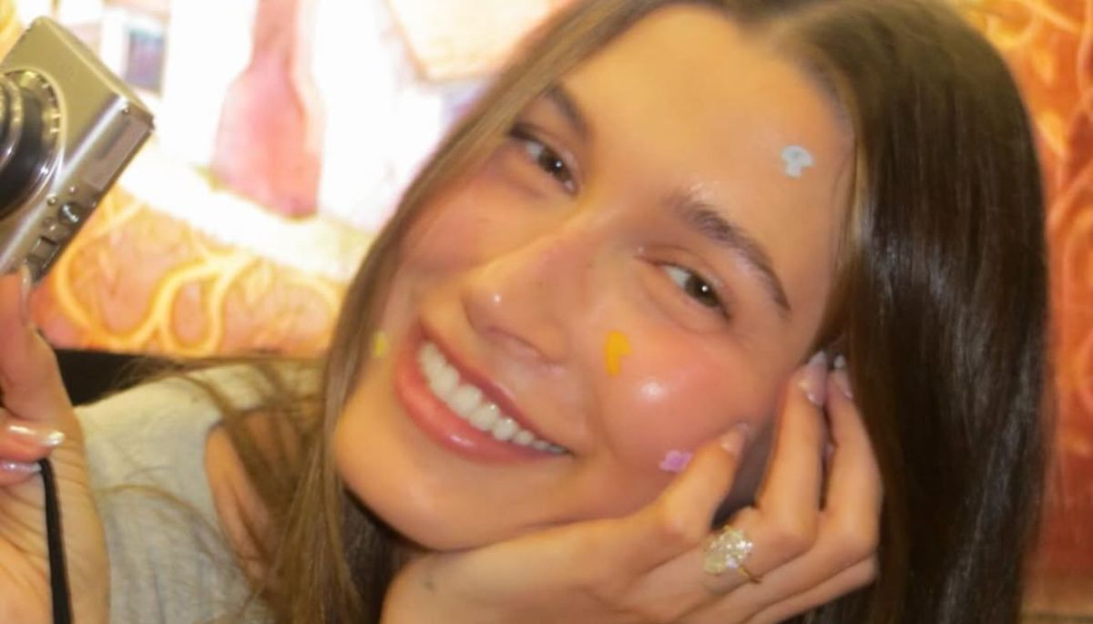 Hailey Bieber usando el nuevo lanzamiento de Rhode. Hailey Bieber usando el nuevo lanzamiento de Rhode.