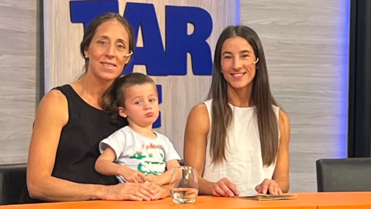 Piti DElía y Charo Luchetti con Tomás y Ana en la panza. (Foto: Julieta Dora)