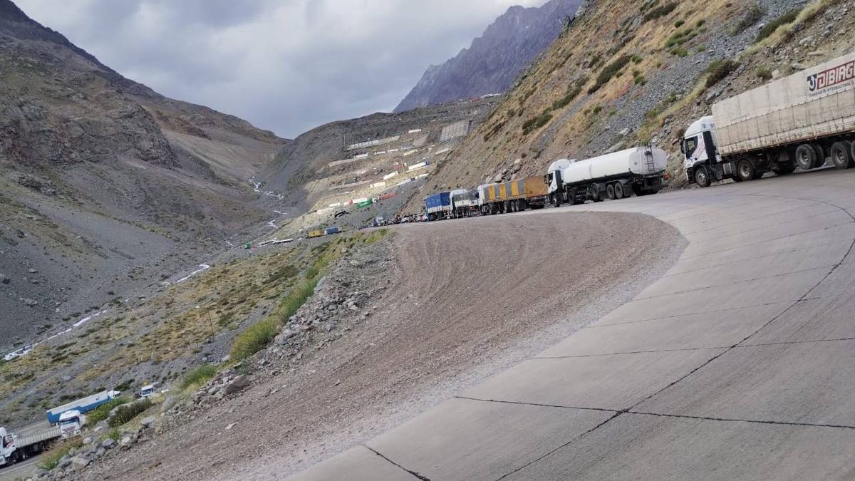 Gran cantidad de camiones frenados en la zona de los Caracoles en Chile. Gran cantidad de camiones frenados en la zona de los Caracoles en Chile.