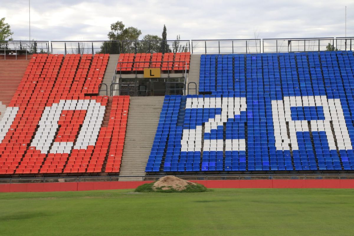 El campo de juego está en muy mal estado.