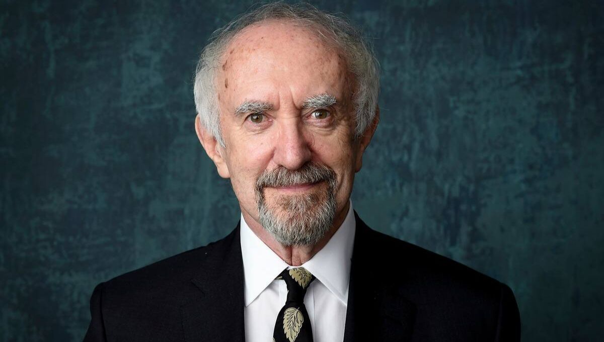 Jonathan Pryce protagoniza esta película sobre un futuro distópico que pronto abandonará Prime Video