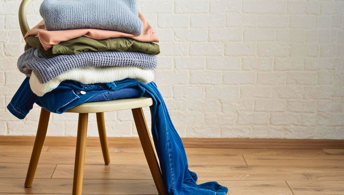 Qué significa cuando las personas acumulan su ropa en la silla