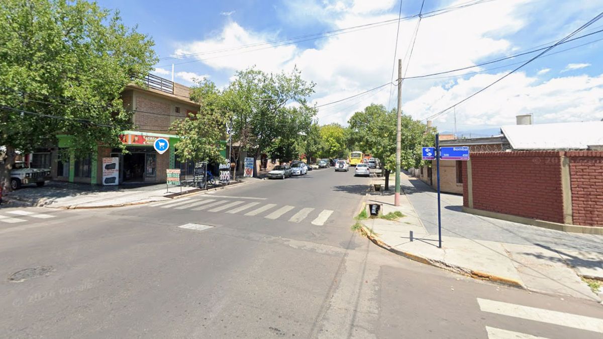 El robo ocurrió en una carnicería de calle Adolfo Calle, casi esquina con calle Bombal, de Dorrego, Guaymallén. El robo ocurrió en una carnicería de calle Adolfo Calle, casi esquina con calle Bombal, de Dorrego, Guaymallén.
