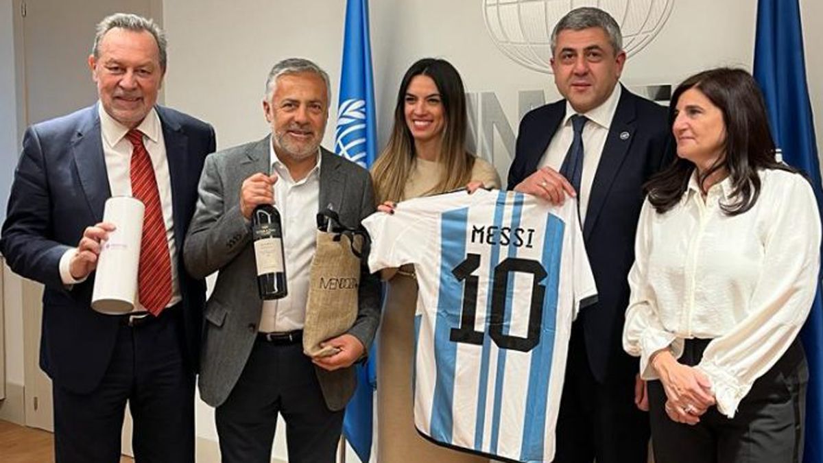 Intercambio de obsequios. No podía faltar una camiseta argentina y de Messi, que Cornejo le entregó al secretario general de la OMT, Zurab Pololikashvili.
