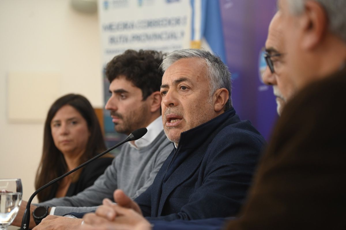 Cornejo firmó este lunes la adjudicación de la tercera etapa de la ruta 82. Cornejo firmó este lunes la adjudicación de la tercera etapa de la ruta 82.