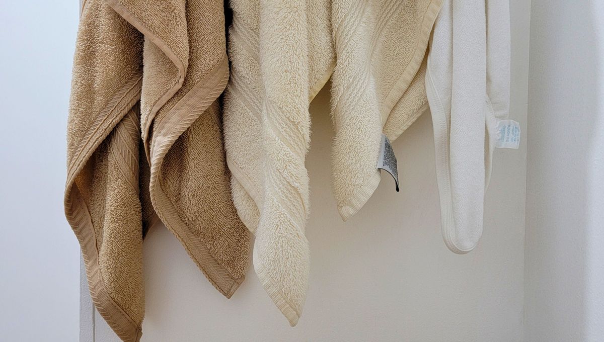 Las toallas se deben cambiar y lavar por lo menos una vez por semana. Las toallas se deben cambiar y lavar por lo menos una vez por semana. 