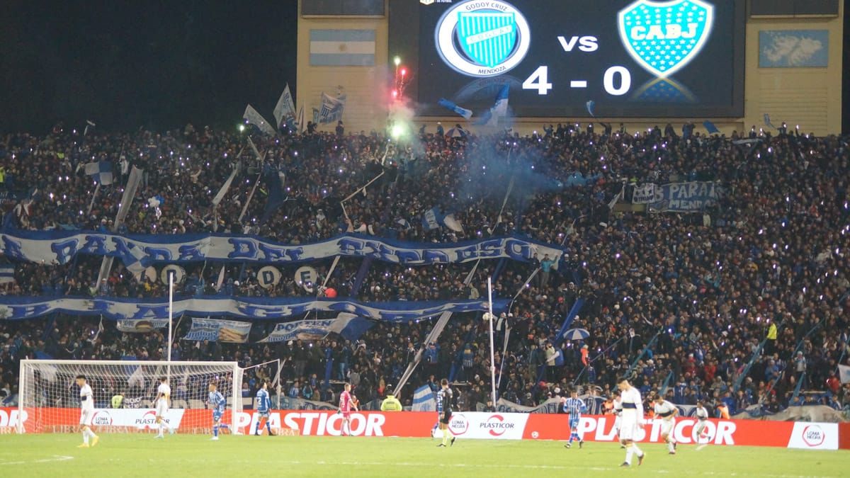 Los hinchas de Godoy Cruz vibraron como locos con la goleada de Godoy Cruz ante Boca, por la Liga Profesional. Foto: Diario UNO.